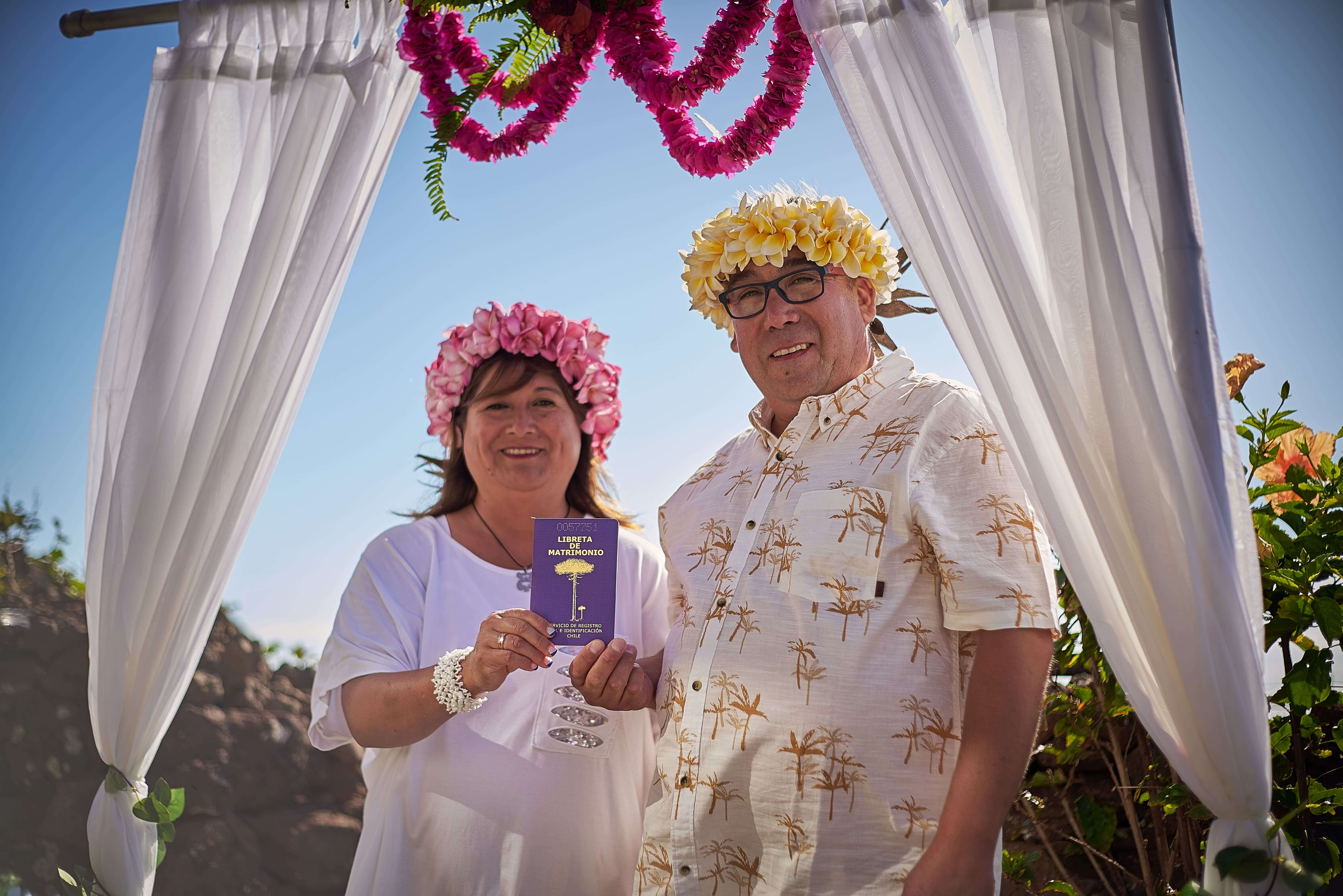Pareja finalizada la cremonia en Rapa Nui